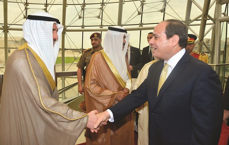 رئيس مجلس الامة مرزوق الغانم مصافحا الرئيس عبد الفتاح السيسي ﻿