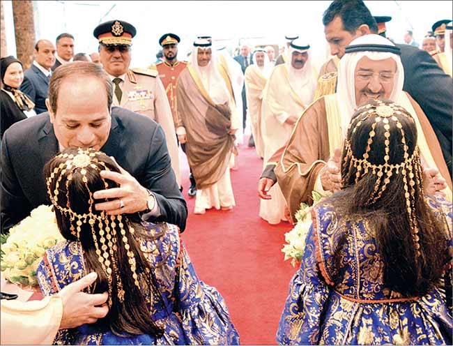 صاحب السمو الأمير الشيخ صباح الأحمد والرئيس المصري عبدالفتاح السيسي يتلقيان باقتين من زهرات الكويت