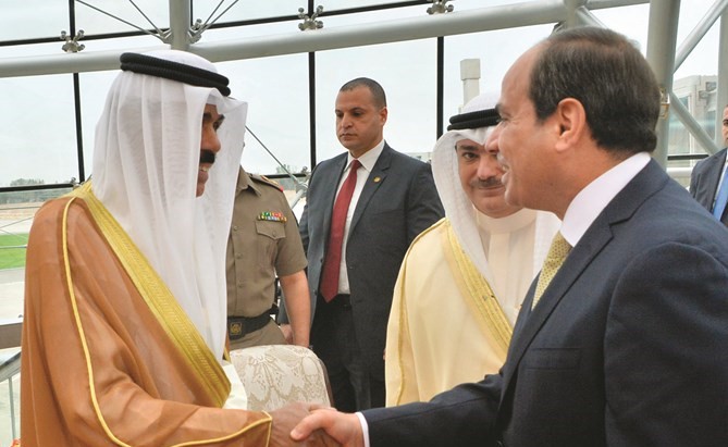 سمو ولي العهد الشيخ نواف الاحمد مصافحا الرئيس المصري ﻿