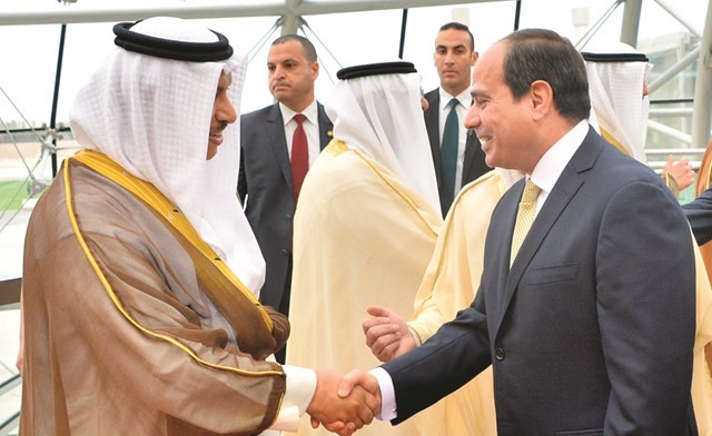 سمو رئيس الوزراء الشيخ جابر المبارك مصافحا الرئيس المصري ﻿