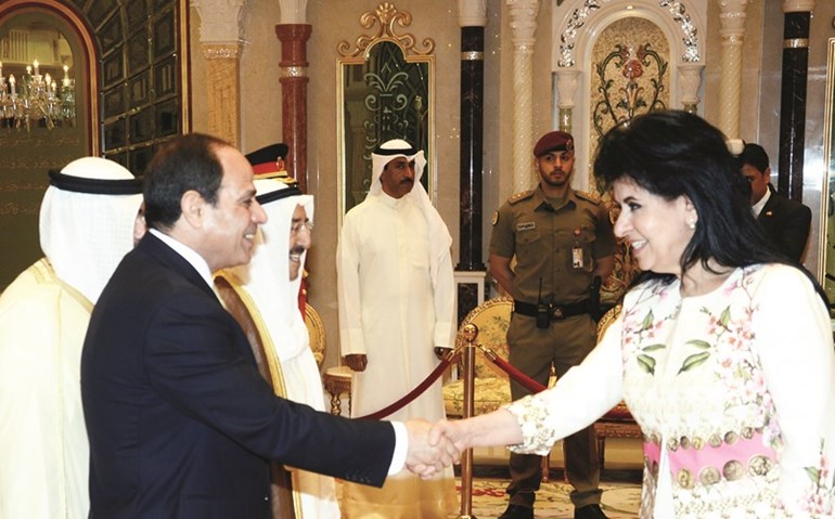 الرئيس عبد الفتاح السيسي مصافحا الشيخة اعتماد الخالد ﻿