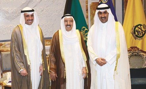 صاحب السمو الأمير الشيخ صباح الأحمد خلال استقباله رئيس مجلس الأمة مرزوق الغانم والنائب فراج العربيد﻿