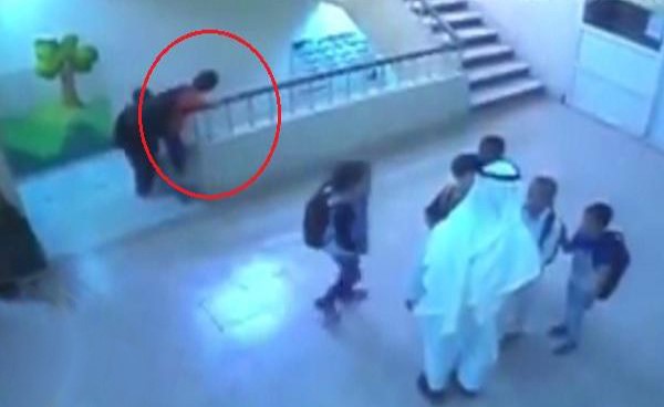 بالفيديو.. كاميرا توثق لحظة سقوط طفل من الدور الثاني في مدرسة بالسعودية لفظ أنفاسه بعدها !