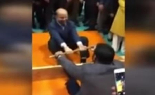 بالفيديو.. أردوغان يحكّم مباراة “مصارعة تركية” بين ابنه وكبير مستشاريه