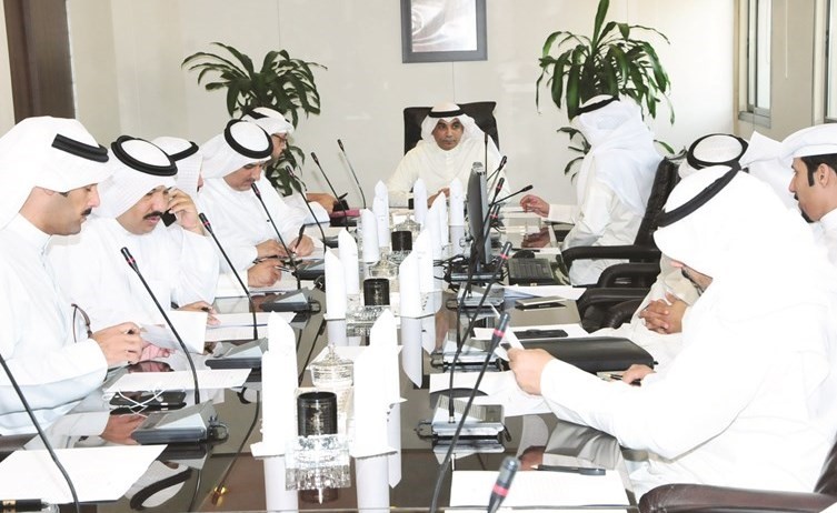  ﻿عبدالمحسن ابا الخيل خلال ترؤسه الاجتماع مع رؤساء فرق الطوارئ ﻿