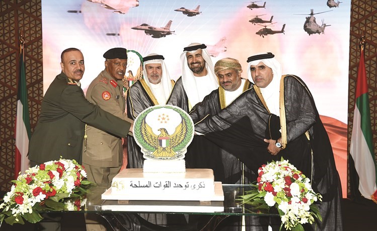 اللواء الركن إبراهيم العميري والسفير الاماراتي رحمة الزعابي والعقيد احمد الكعبي وسفيرا البحرين وعمان خلال تقطيع كيكة الاحتفال(أحمد علي)﻿