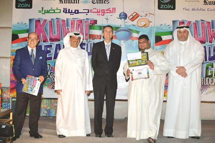 السفير الاسترالي وعبد الرحمن العليان ووليد الخشتي وعدنان سعد خلال تكريم الفائزين﻿