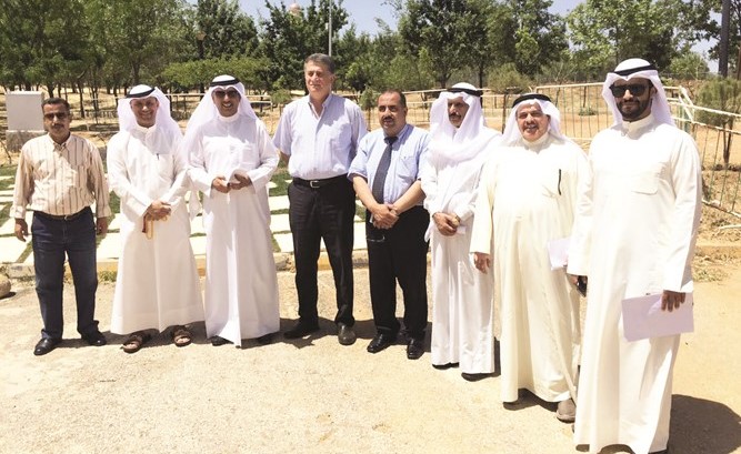 مهلهل الخالد واعضاء وفد المجلس البلدي خلال زيارتهم لحدائق الحسين في الاردن ﻿