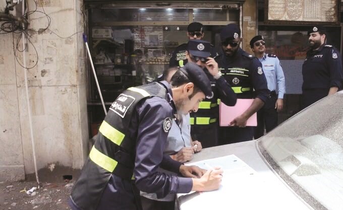 تحرير مخالفات لاحد المحلات الفاقدة لشروط الأمن والمتانة﻿