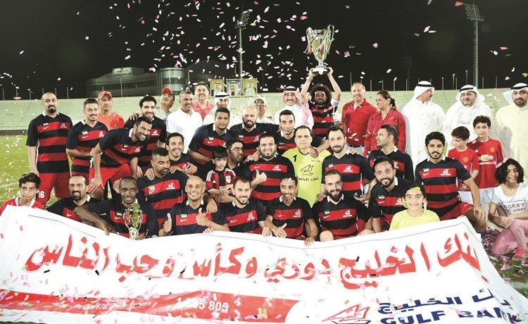 لاعبو فريق بنك الخليج فرحين باللقب ﻿