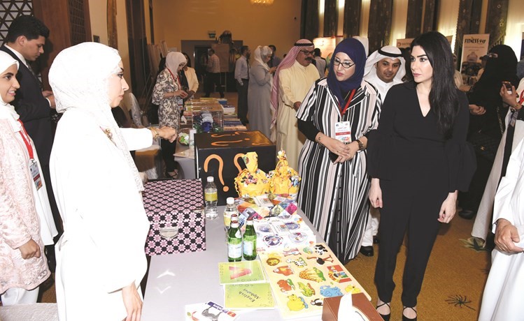 الصراف خلال جولة في المعرض المصاحب﻿