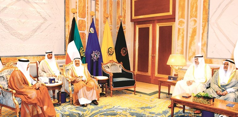 صاحب السمو الأمير الشيخ صباح الأحمد مستقبلا د.عبداللطيف الزياني بحضور الشيخ صباح الخالد والشيخ علي الجراح