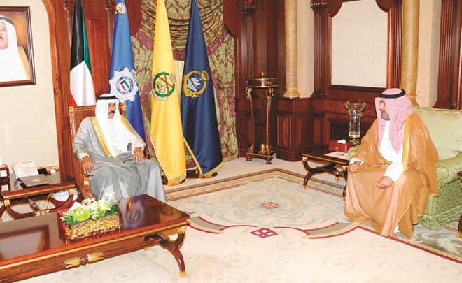 سمو ولي العهد الشيخ نواف الأحمد والشيخ ثامر العلي﻿