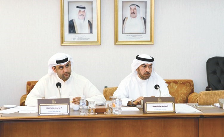 علي الدقباسي ويوسف الفضالة اثناء اجتماع اللجنة الخارجية﻿
