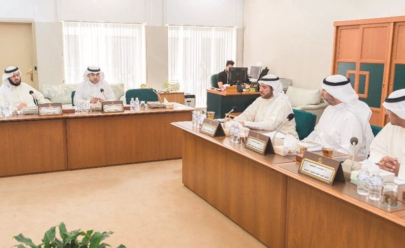 د. عبدالكريم الكندري ود. عادل الدمخي وعبدالله فهاد والشيخ عبدالله الأحمد اثناء الاجتماع﻿