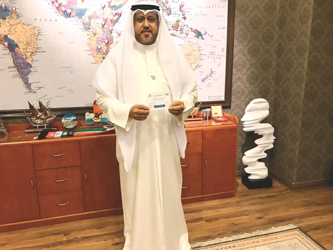 عبدالرحمن العون حاملا أحد الكوبونات ﻿
