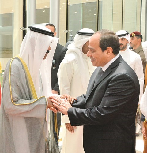 سمو ولي العهد الشيخ نواف الأحمد مصافحا الرئيس المصري ﻿
