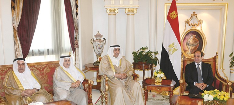 الرئيس المصري خلال استقباله عبدالوهاب البدر بحضور محمد شرار وسفيرنا في القاهرة محمد الذويخ﻿
