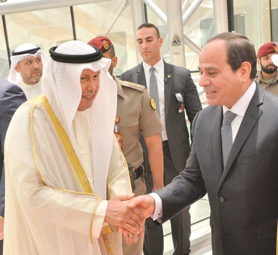 الرئيس عبدالفتاح السيسي مصافحا السفير أحمد فهد الفهد﻿