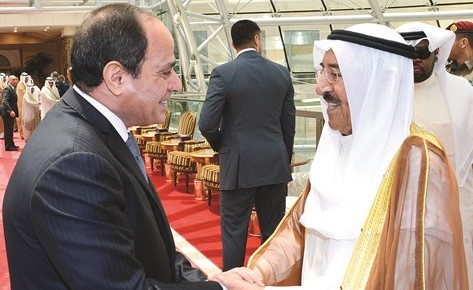 صاحب السمو مصافحا الرئيس عبدالفتاح السيسي ﻿