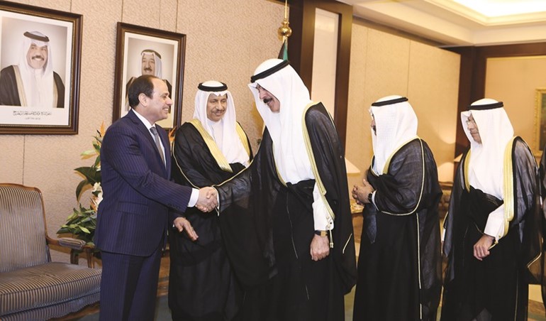 الرئيس المصري مصافحا الشيخ محمد الخالد ويبدو الشيخ د.سالم الجابر والشيخ خالد الجراح ﻿