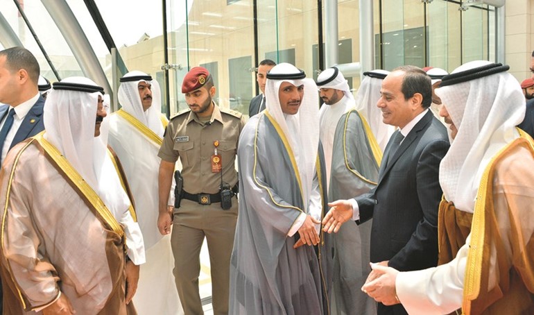 رئيس مجلس الأمة مرزوق الغانم والشيخ مشعل الأحمد في وداع الرئيس المصري﻿
