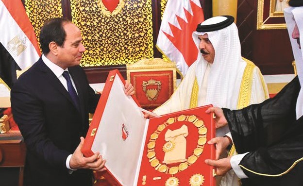 الملك حمد بن عيسى آل خليفة يمنح الرئيس عبد الفتاح السيسي وسام الشيخ عيسى آل خليفة أرفع وسام بحريني﻿
