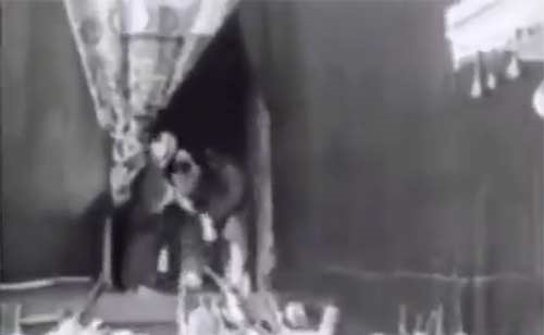 فيديو نادر لموسم حج عام 1350 يظهر الملك عبدالعزيز وهو يطوف حول الكعبة ويشارك في غسلها