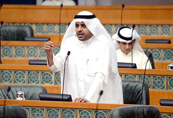 وزير البلدية: نقص الأكسجين بجون الكويت أحد أسباب نفوق الأسماك