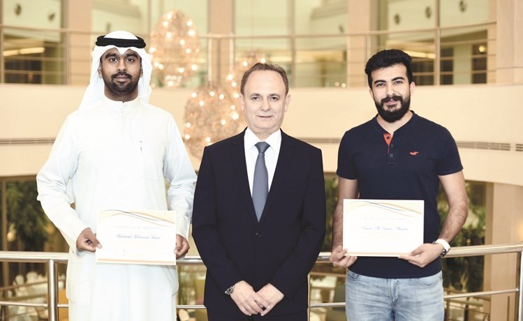 نبيل حمود متوسطا الطالبين عبداللطيف فريد وحسن الناصر﻿