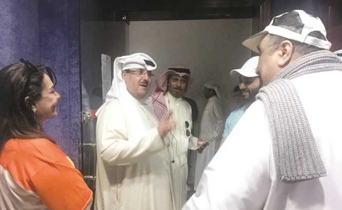 الشيخ فهد المبارك أثناء زيارة فريق العمل﻿