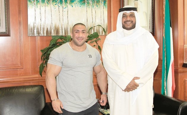 الشيخ أحمد المنصور مستقبلا البطل أحمد أشكناني﻿