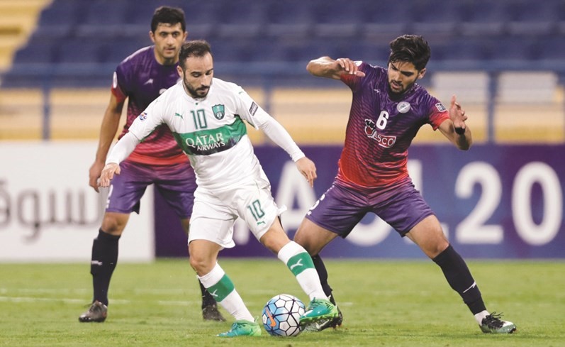 محترف الأهلي فيفتا يحاول المرور من اللاعب الإيراني	(أ.ف.پ)﻿