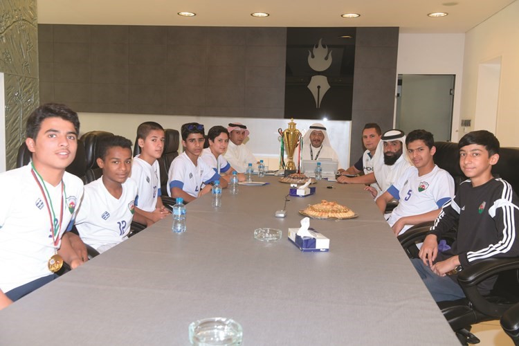 اللاعبون أبطال كأس الاتحاد في ديوانية الأنباء﻿