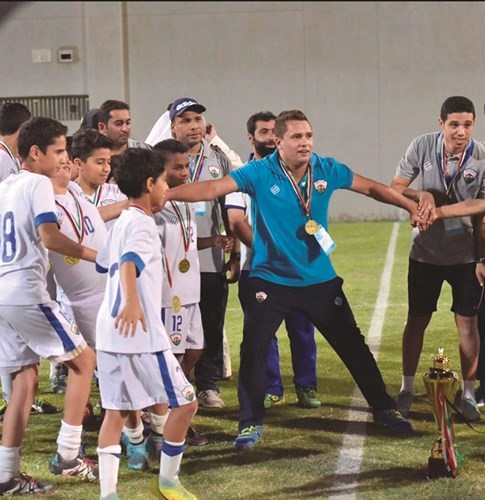 المدرب المصري مصطفى مراد يشارك لاعبيه الفوز ﻿