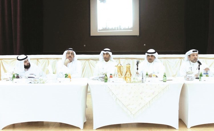  منصور الديحاني خلال الاجتماع مع مديري المدارس﻿