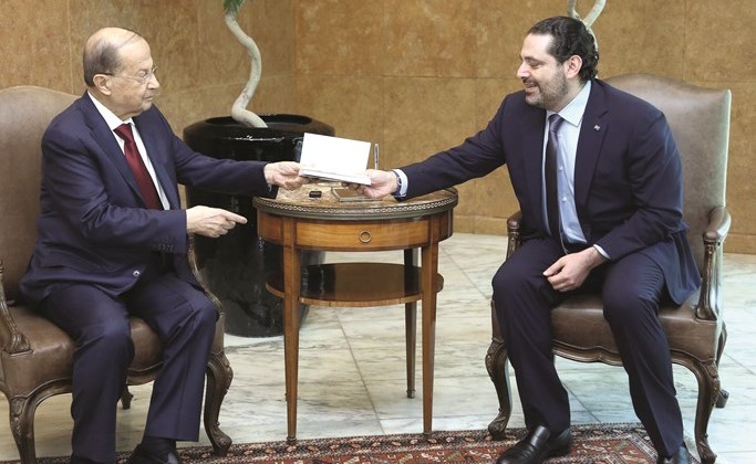 الرئيس العماد ميشال عون مستقبلا رئيس الحكومة سعد الحريري مقدما له نسخة عن كتابه ما اؤمن به (محمود الطويل)﻿