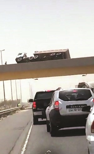 الشاحنة معلقة بالجسر ﻿