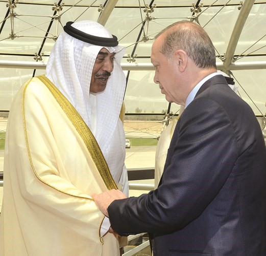 الشيخ صباح الخالد مصافحا ضيف الكويت ﻿