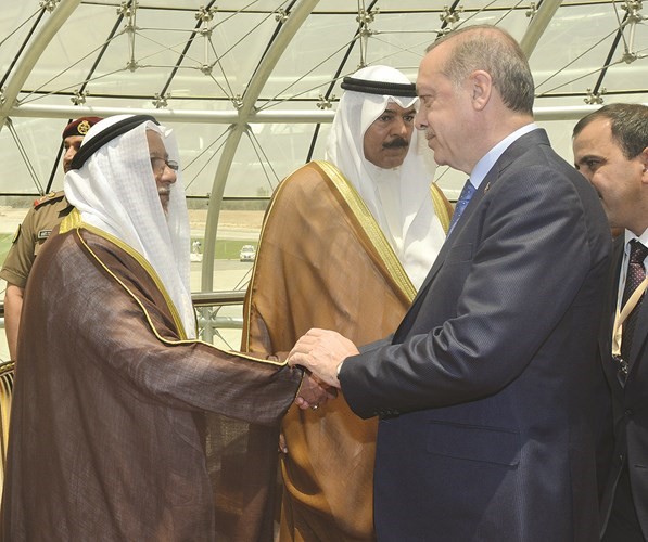 الشيخ علي الجراح مصافحا الرئيس أردوغان﻿