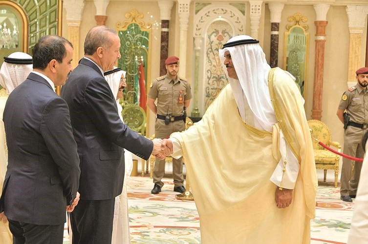 الشيخ سلمان الحمود مصافحا الضيف الكبير﻿