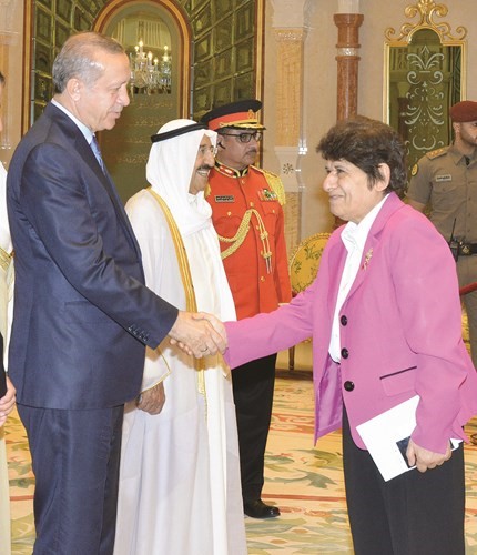 اردوغان مصافحا الشيخة د. رشا الصباح﻿