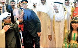 لفتة أبوية من الرئيس التركي لدى وصوله إلى البلاد وفي استقباله صاحب السمو