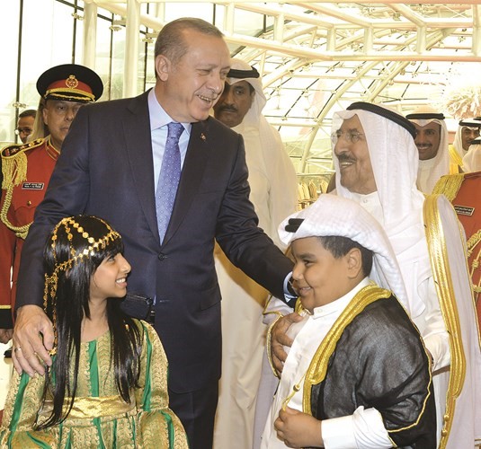 صاحب السمو الأمير الشيخ صباح الأحمد مستقبلا الرئيس التركي رجب طيب اردوغان لدى وصوله إلى البلاد ﻿