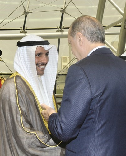 رئيس مجلس الأمة مرزوق الغانم مصافحا الرئيس أردوغان﻿