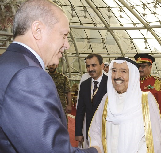 صاحب السمو الأمير مودعا الرئيس التركي لدى مغادرته البلاد﻿