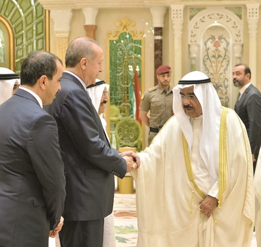 الشيخ فيصل السعود مصافحا الرئيس التركي﻿