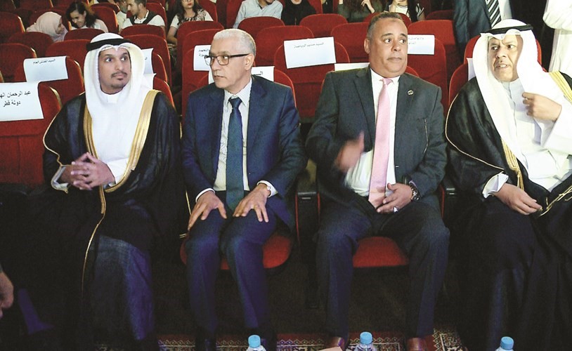 عبدالرحمن المطيري والسفير عبداللطيف اليحيا خلال الحفل﻿