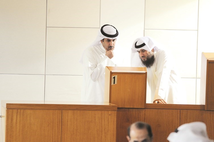 فراج العربيد يطلع على اجراءات التصويت من علام الكندري﻿