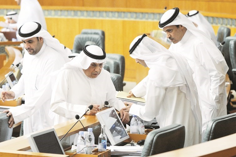 الشيخ خالد الجراح يستمع لحديث عبدالوهاب البابطين﻿